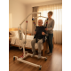 Respirox RTL-01 hasta transfer lifti, yatağa bağımlı bir hastayı güvenli bir şekilde tekerlekli sandalyeye aktarırken.